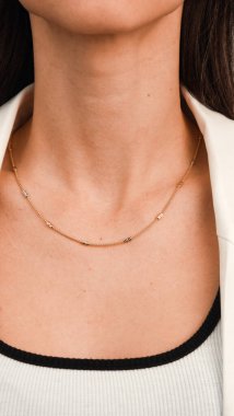 Altın Küpeli Güzel Elmas Küpe