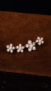 Kadınlar İçin Çarpıcı Altın ve Elmas Mücevherler