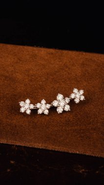 Kadınlar İçin Çarpıcı Altın ve Elmas Mücevherler