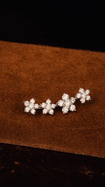 Kadınlar İçin Çarpıcı Altın ve Elmas Mücevherler