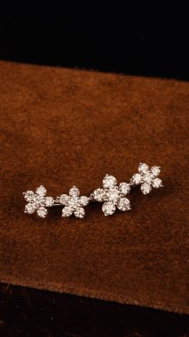 Kadınlar İçin Çarpıcı Altın ve Elmas Mücevherler