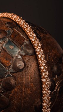 Altın Aksanlı Zarif Elmas Mücevherler