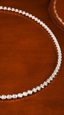 Altın Aksanlı Zarif Elmas Mücevherler