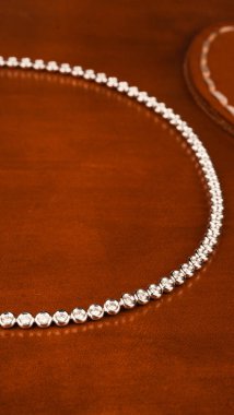 Altın Aksanlı Zarif Elmas Mücevherler