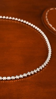 Altın Aksanlı Zarif Elmas Mücevherler