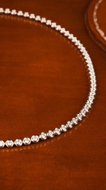 Altın Aksanlı Zarif Elmas Mücevherler