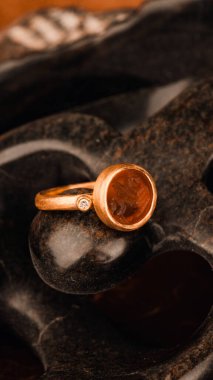 Altın Aksanlı Zarif Elmas Mücevherler