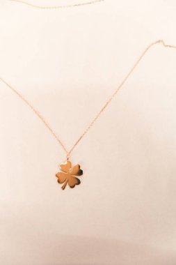 Parlak Elmas Kolyeler ve Altın Kolyeler