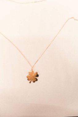 Parlak Elmas Kolyeler ve Altın Kolyeler