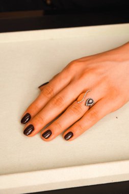 Parlak Elmas Kolyeler ve Altın Kolyeler