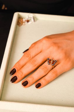 Kadınlar için Zarif Elmas ve Altın Mücevher