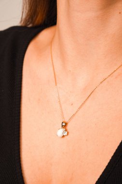 Kadınlar için Zarif Elmas ve Altın Mücevher