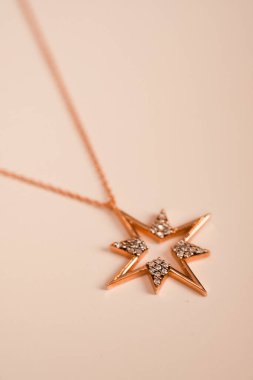 Altın ve Elmaslı Parlak Gemstone Mücevherleri