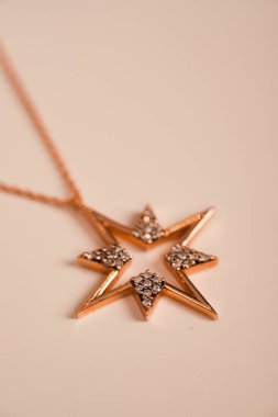 Altın ve Elmaslı Parlak Gemstone Mücevherleri