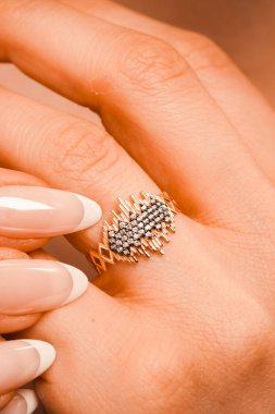 Altın ve Elmaslı Parlak Gemstone Mücevherleri