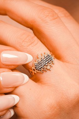 Altın ve Elmaslı Parlak Gemstone Mücevherleri