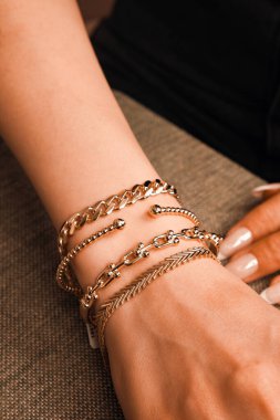 Yıldönümü Hediyeleri İçin Lüks Altın ve Elmas Mücevherler