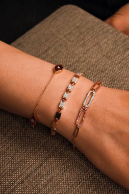 Yıldönümü Hediyeleri İçin Lüks Altın ve Elmas Mücevherler