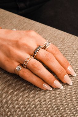 Yıldönümü Hediyeleri İçin Lüks Altın ve Elmas Mücevherler