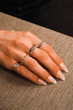 Yıldönümü Hediyeleri İçin Lüks Altın ve Elmas Mücevherler