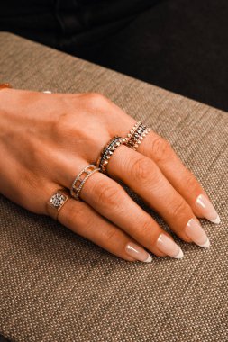 Yıldönümü Hediyeleri İçin Lüks Altın ve Elmas Mücevherler