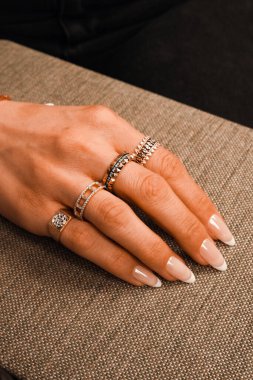 Yıldönümü Hediyeleri İçin Lüks Altın ve Elmas Mücevherler