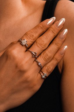 Yıldönümü Hediyeleri İçin Lüks Altın ve Elmas Mücevherler