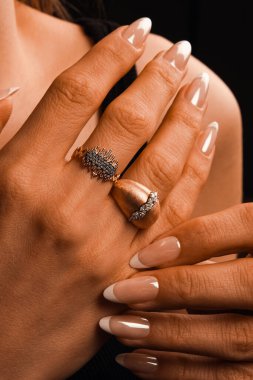 Yıldönümü Hediyeleri İçin Lüks Altın ve Elmas Mücevherler