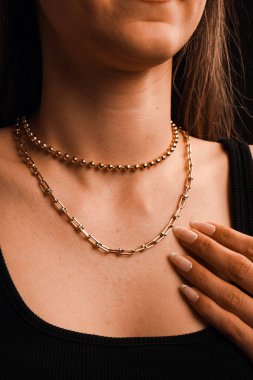 Parlak Elmas Kolyeler ve Altın Mücevherler