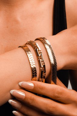 Parlak Elmas Kolyeler ve Altın Mücevherler