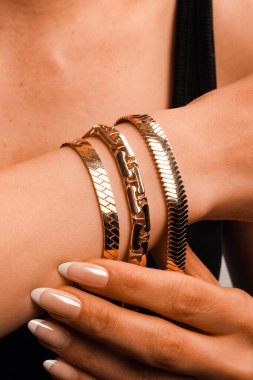 Parlak Elmas Kolyeler ve Altın Mücevherler