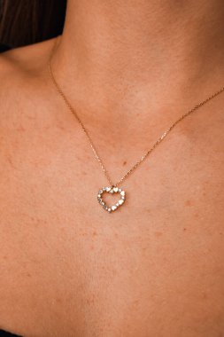 Parlak Elmas Kolyeler ve Altın Mücevherler