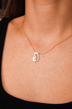 Parlak Elmas Kolyeler ve Altın Mücevherler