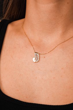 Parlak Elmas Kolyeler ve Altın Mücevherler