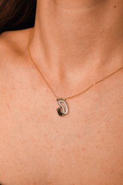 Parlak Elmas Kolyeler ve Altın Mücevherler