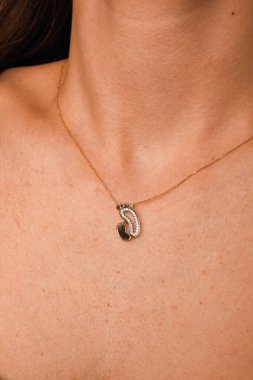 Parlak Elmas Kolyeler ve Altın Mücevherler