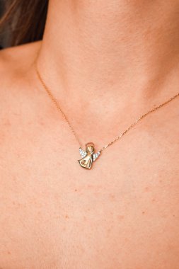 Parlak Elmas Kolyeler ve Altın Mücevherler