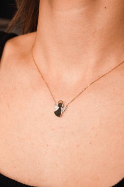 Parlak Elmas Kolyeler ve Altın Mücevherler