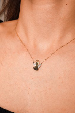 Parlak Elmas Kolyeler ve Altın Mücevherler