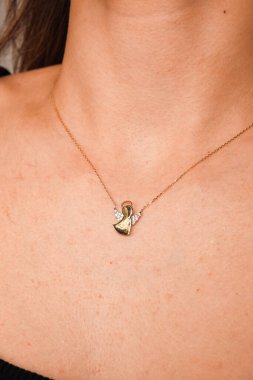 Parlak Elmas Kolyeler ve Altın Mücevherler