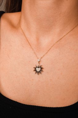 Parlak Elmas Kolyeler ve Altın Mücevherler