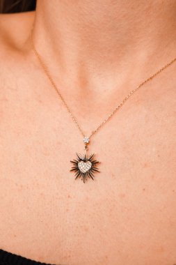 Parlak Elmas Kolyeler ve Altın Mücevherler