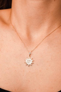 Parlak Elmas Kolyeler ve Altın Mücevherler