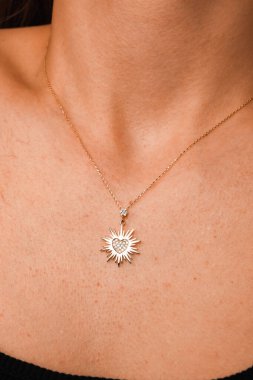 Parlak Elmas Kolyeler ve Altın Mücevherler