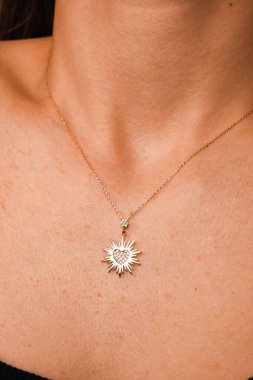 Parlak Elmas Kolyeler ve Altın Mücevherler