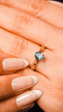 Akşam Şenliği İçin Parlayan Altın ve Elmas Mücevherler