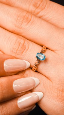 Akşam Şenliği İçin Parlayan Altın ve Elmas Mücevherler