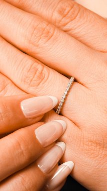 Akşam Şenliği İçin Parlayan Altın ve Elmas Mücevherler