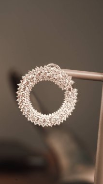 Akşam Şenliği İçin Parlayan Altın ve Elmas Mücevherler