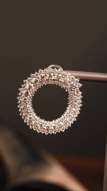 Akşam Şenliği İçin Parlayan Altın ve Elmas Mücevherler